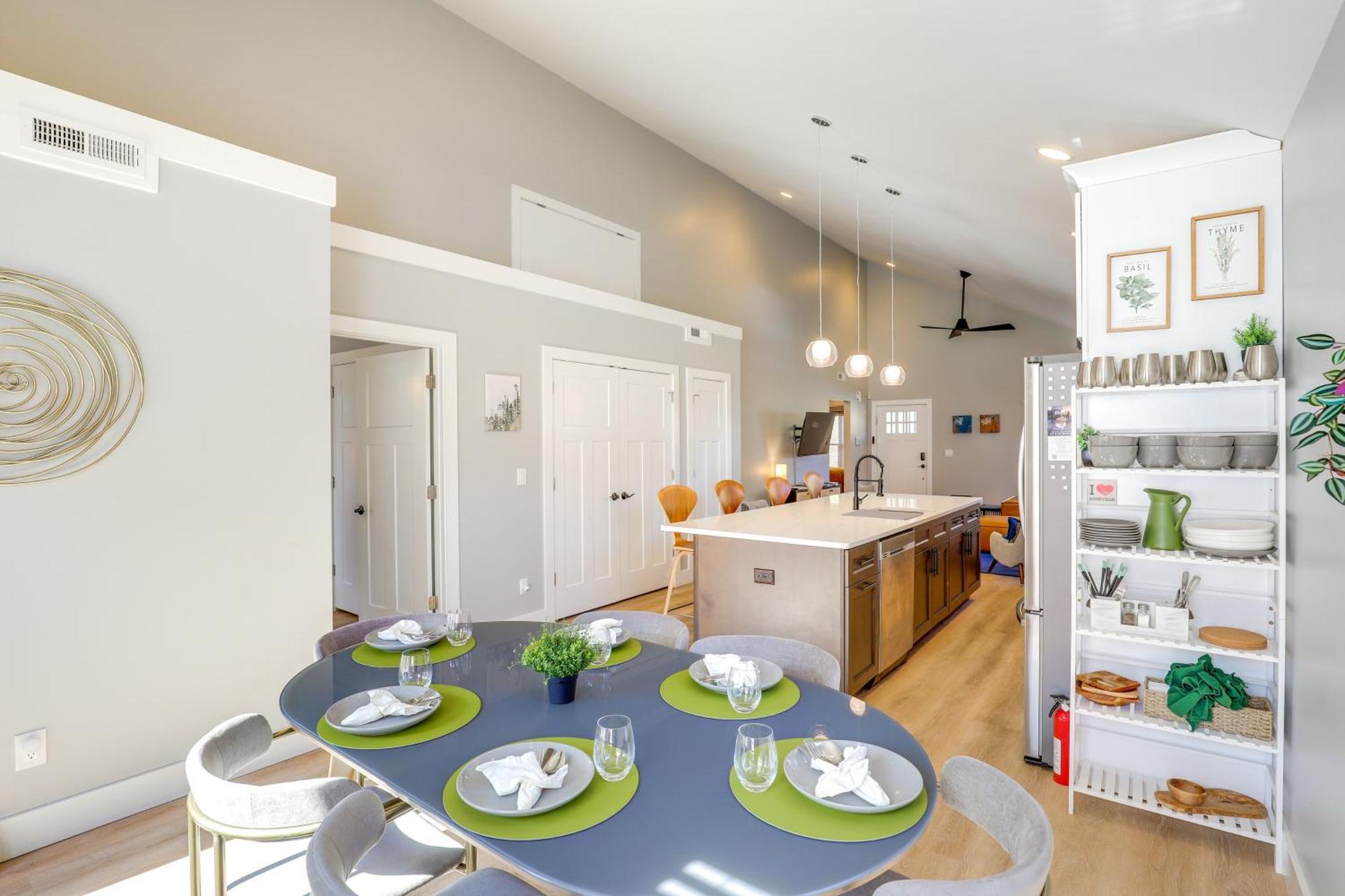 Holiday home Chic Spacious Avl Oasis With Hot Tub And Fire Pit *