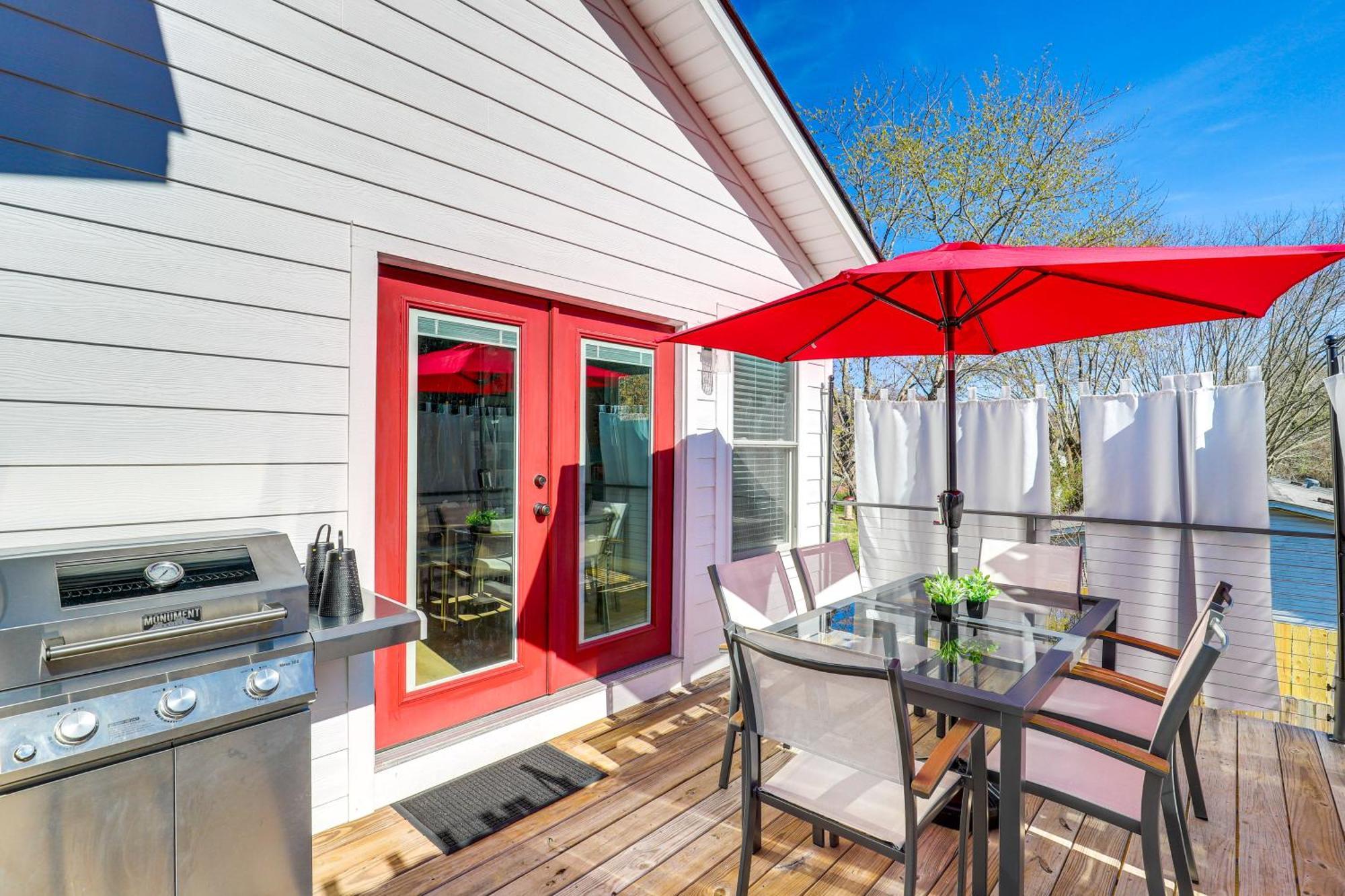 Holiday home Chic Spacious Avl Oasis With Hot Tub And Fire Pit Asheville